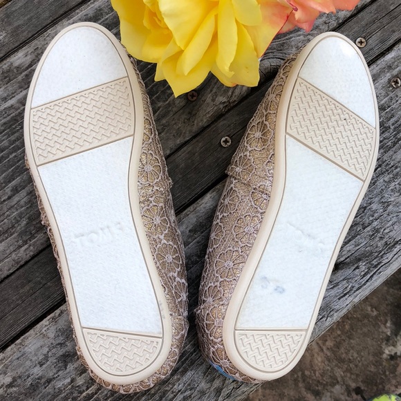 ๐บ TOMS; TODAY ONLY $25! Gold Lace Flats; Sz. 7.5! - Picture 7 of 8